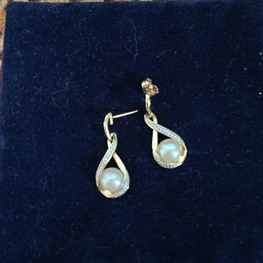 14KT Gold & Diamond Freshwater Pearl Earrings